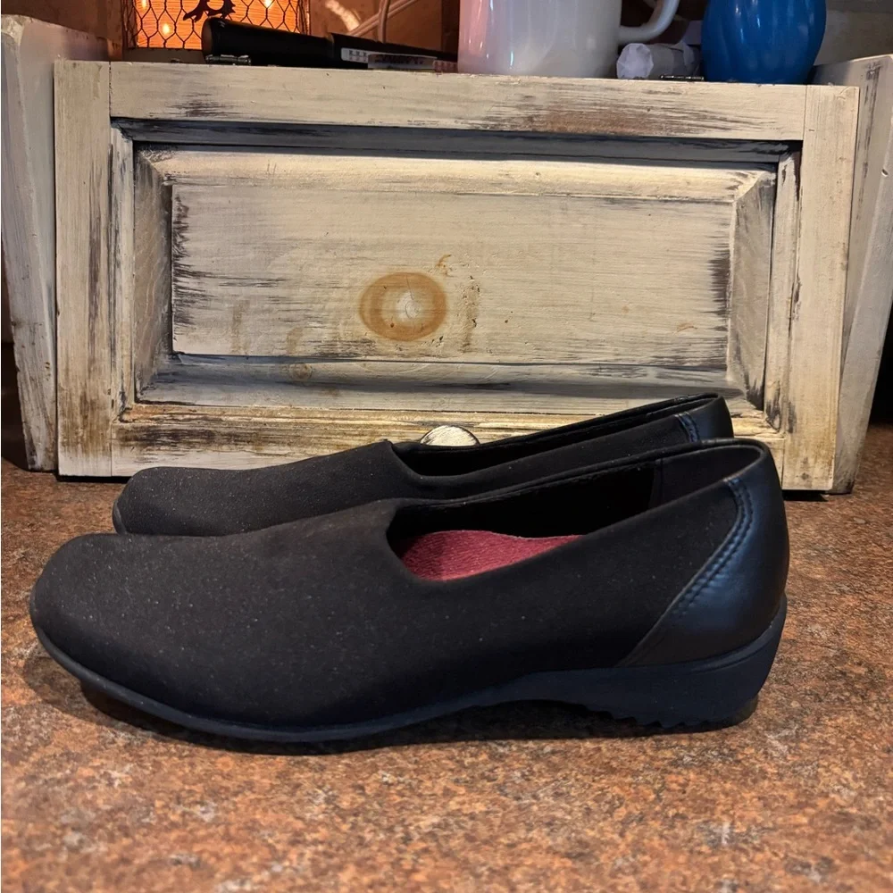Munro Black Women's Flats